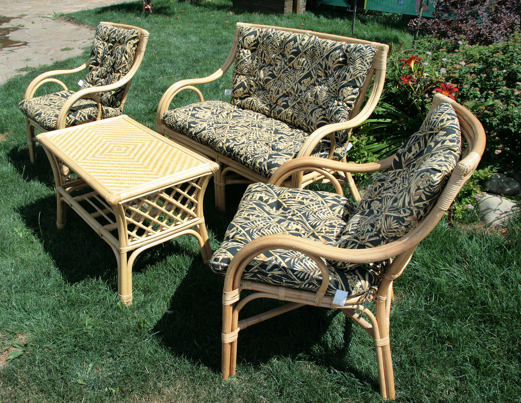 Пластиковый пруд: как выбрать и установить водоем своими ...